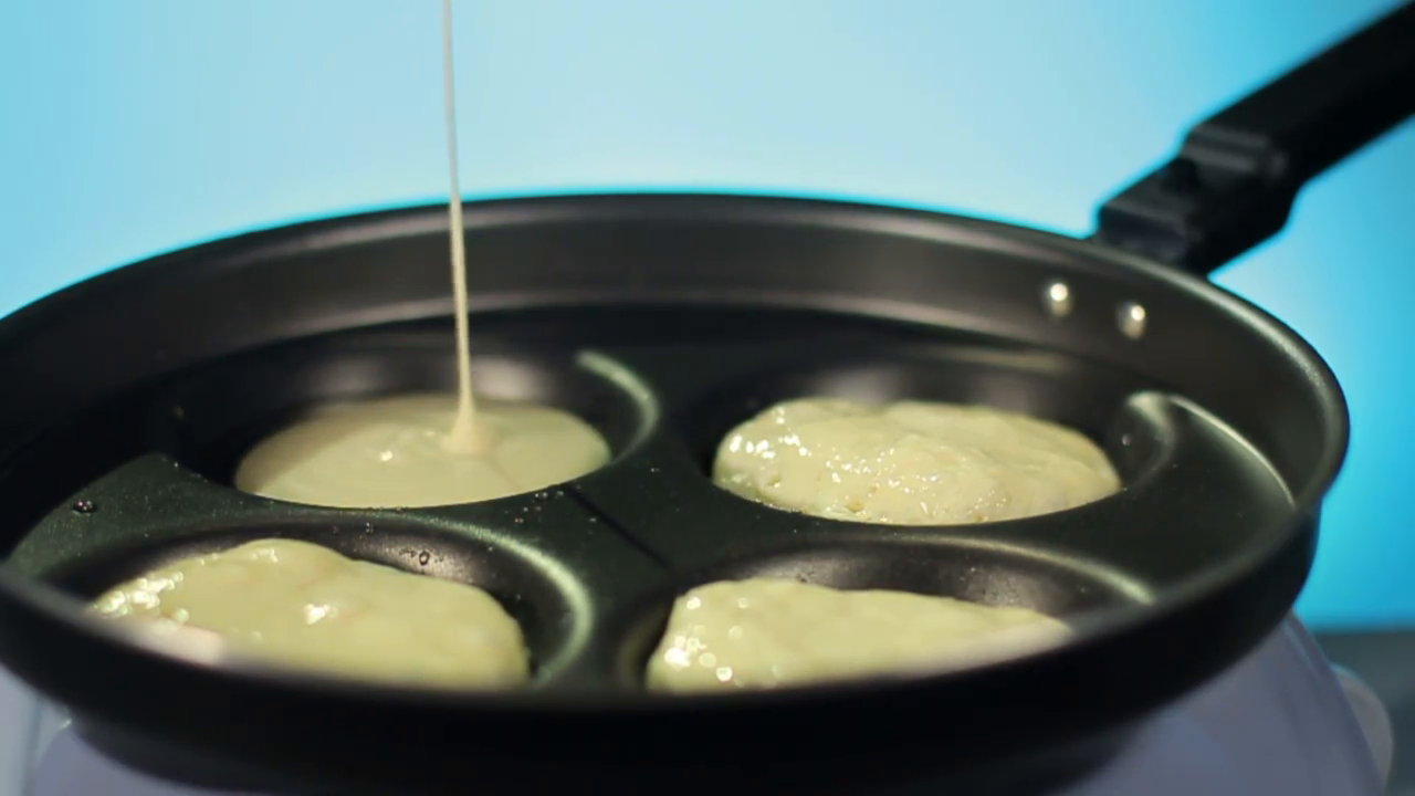 Cook delicious pancakes using the right pan