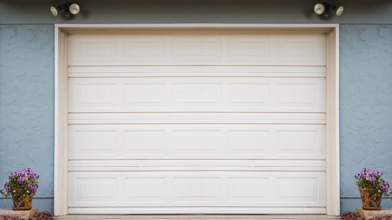 A guide to selecting the perfect farmhouse garage doors